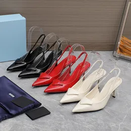 2024 Marca de moda Luxo Sandálias femininas Triângulo delicado confortável sapatos planos de espaguete de estacas femininas