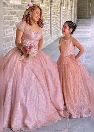 2022 Glitter Rose Pink Mini Quinceanera Kleider für kleine Mädchen Juwel Cap Sleeve Perlen Reißverschluss Blumenmädchen Kleid Hochzeits Festzug6420343