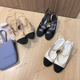 Pompe in slingback in pelle in pelle da 2 tono scarpe scarpe da donna 2024 tacchi bassi di zecca a basso tappone sandali di punta di piedi tacchi piatti beige lettere nere stampano muli di muli di muli estate