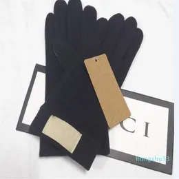 2022 Nuova moda Fashion European e American Designer Brank Gloves Gueves Lady Touch Screen Fur Bocchetta invernale Pres3049