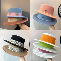 Fedoras Womens Hat Düz üst kapağı Fransızca Zarif Saman Fedora İnci Zinciri Seyahat Plaj Panama Geniş Kötü Hat240410