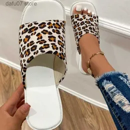 Hausschuhe dicke Sohle -Leoparden -Print -Hausschuhe für Frauen im Sommer im Sommer mit Schwammkuchendose abfallende Absätze und Strandsandalen H240410