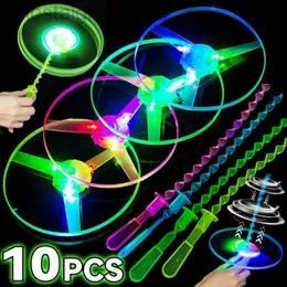 LED Flying Toys LED lysande bambu Dragonfly Flying Saucers med lätt utomhus nattskytte helikoptrar som flyger leksaker barn födelsedagsfest rekvisita 240410