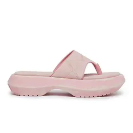 Polvere di ciliegia in polvere consigliata consigliata in pelle estiva pantofole da donna scarpe da donna torta spugna torta spessa clip piedini sandali ad alta altezza 240415