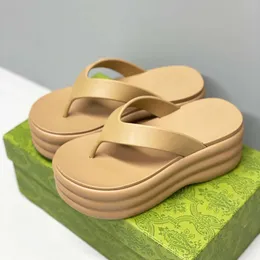 منصة جديدة Flip Flops Women Thong Sandals Designer Shoe Rubber Beach Slippers Summer Cool Soft Slipper Slides with Box 554