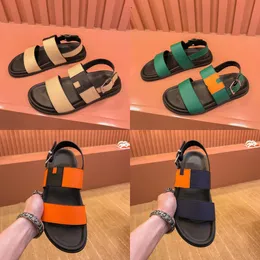 Herrskor Ny äkta läder mjuka sulor Sandaler Mens European Station Light Luxury Fashion Casual Shoes Ny Buckle Backble and Bekväm Summer Mens Slipper