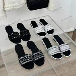 Pełne kryształy kapcie muły designerskie sandały buty buty poślizg na płaskich szkiełkach płaskie niskie obcasy blokujące crinestone litera suwak zwykły domowy basen Slider Flops