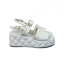 24SS Sapatos femininos 23c Diamante de diamante grossa Sandálias de esponja e chinelos de verão Novo moda de couro genuíno Matcake Sandálias de uma linha de uma linha para mulheres