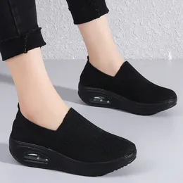 Sapatos casuais para homens 2024 Moda Slip On Vulcanize Men's Vulcanize Autumn Solid Let Cloth Breathable Mid Heel Sport