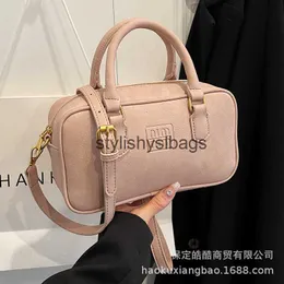 Axelväskor handväska för ny höst- och vintermode trend rosa liten fyrkantig väska mångsidig enkel axel crossbody h240410