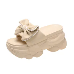 Sandálias de dedo do dedo do pé de solado grosso popular para mulheres no verão nova internet famosa famosa esponja bolos de bolo de salto em forma de salto de salto