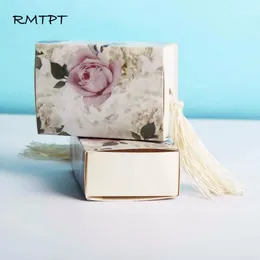 RMTPT 50pcs/Lot Floral Candy Gift Box Design Design Party Boxes Craft Paper Box with Naphel per tiro