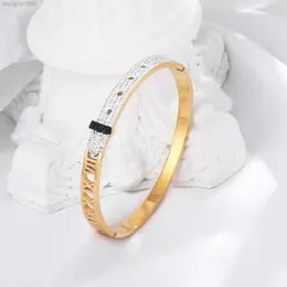 Römisch digital ausgehöhlte Diamant eingelegtes Titan -Stahlarmband für Frauen -Modeschnalle -Öffnen aus Edelstahl