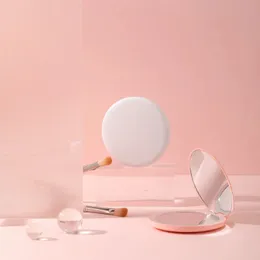 2024 personalizados pequenos cosméticos LED 2 laterais maquiagem compacta espelho de bolso compacto Mulheres Efeito luminoso Mini espelho branco rosa