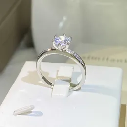 Anéis de banda 2022 Novo Six Claw Diamond Ring Casal Wedding Wedding Fashion Fashion White Zirconia Ring Anniversary Gift J240410