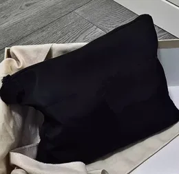 Großhandel schwarze solide Frauen Reisen Make -up -Tasche große Kapazität Down Cotton Make -up -Beutel Kosmetikbeutel mit Reißverschluss