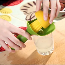 2024 Manual Juicer Plastic Handmade Citrus Reamer Hand-held Orange Lemon Squeezers Portable Fruit Pressing Cut Kitchen Cooking Tools for