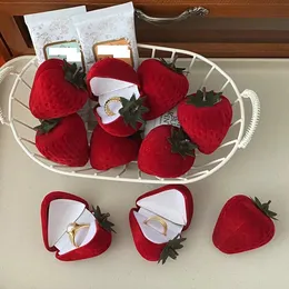 Orecchini con anello di gioielli a forma di cuore in velluto a forma di fragola in velluto in velluto per le scatole regalo per le scatole regalo organizzatore di gioielli