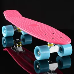 22 Zoll professionelles Skateboard mit 4 Rädern, die leicht zu reibungslos zu werden können, um das Skateboardgeschenk für Kinder Teenager Erwachsene zu bewegen