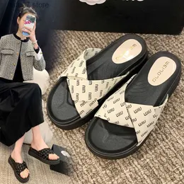 Pantofole Slifori femminili 2024 Summer Nuovo Polka in bianco e nero Croce con suola spessa per comodi sandali da spiaggia abbinati in stile fata H240410