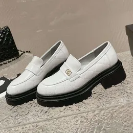 2024 Autumn Novo Xiao Xiang Feng Electric Bordado Ling Ge Le Fu Cabeça feminina Saltos grossos, vestindo sapatos de couro preguiçosos