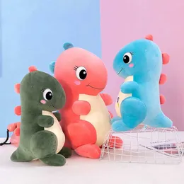 Bambole peluche carine a 3 colori fumetti di fumetti di dinosauro bambola piena di cuscini pieni per cuscinetto animale peluche Giochi per bambini 30/40 cm J240410