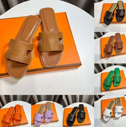 2024 Designer Sandals Skórzowe kapcie klapki klapki moda luksusowe slajdy luksusowe damskie damskie pokój Mule Claquette Black 35-42 Summer Low Heels Buty GE56G