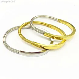 Low -Price -Schmuck koreanische gravierte 18K Gold Titanium Stahl Womens T Family Classic Hufeisenschnallen Armband