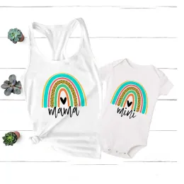 Madre figlia che abbina vestiti arcobaleno mamma e mini canotte per neonati mamma e io outfit familiare regalo per la festa della mamma