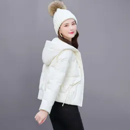 白人女性の短いスタイル2023冬の新しい小さくてスタイリッシュで濃厚な白いアヒルダウンジャケットトレンド