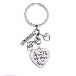 12pcs Metal Charms Keyring. Требуется большое сердце, чтобы помочь сформировать маленькие умывальники Bpple Ruler Abc Learts Учителя ключевые сети RI291M