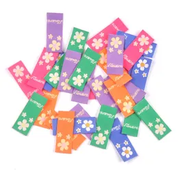 50pcs Multicolor Flower Borderyer Ploth Rótulos para crianças chapéu malha acessórios de costura