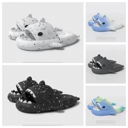 2024 NOWOŚĆ BUTY PROJEKTOWANEJ WYSOKIEJ SANDALNE SANDATOWE Kappy rekinów Slajdy Shark Black Withe Blue Grube Buty Męs Kobiety Kids Flat Sandals Gradient Flip Flip