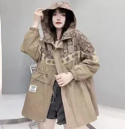 Våren kvinnors vindbrytare Löst medelstora och långa klänningar Eleganta huvtröjor Löst passande kappa Kvinnliga långa dike rockar Mujer Luxury Outwear kläder