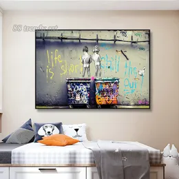 Banksy Artworks Life Is Short, kyla ut graffitiaffischer Funny Street Pop Art Canvas Målning hängande bilder för hemrummet