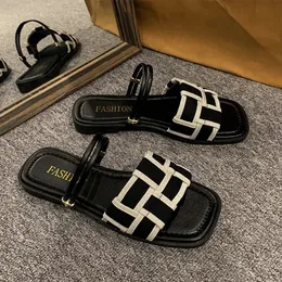 Trend sommarlägenheter kvinnor tofflor casual skor öppen tå flip-flops designer klänning sandaler strand modefast damskor glider 240402