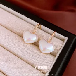 Zircão de amor eletroplado de ouro genuíno com varredura coreana e ganchos de orelha de elegância Instagram brincos de ponta alta para mulheres