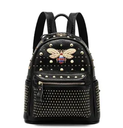 2019 Nuovo stile Materiale in pelle in pelle per ragazze Brand Designer Fashion Style Brand Rivet Bee Travel Backpack SAC di alta qualità A DOS F6634752