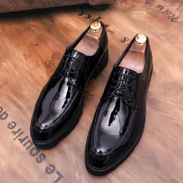 Casual skor svart vit för män andningsbara mode bröllop parti patent läder snörning derby sko plattform brogy skor mans