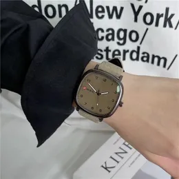 Нарученные часы мужчины Quartz Watch Fashion Simple Business Belt для студенческих брачных часов спортивные не механические