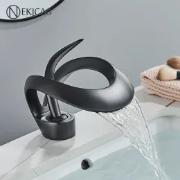 Yeni yaratıcı banyo havzası musluk şelale su çıkış lavabo mikseri musluk katı pirinç güverte montaj soğuk sıcak su karıştırma vinç