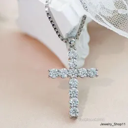 Paston 5mm def VVS rund klippt Moissanite Cross Pendant Wholesale Price Sterling Sier Hiphop smycken