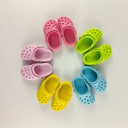 2pcs/par pequeno fofo 3D Mini Sandália plástico Plástico Plástico Sapatos de praia Croc Hole Shoe Kichain Bag Toy 8cm Sapatos de boneca