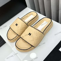 En kaliteli kuzu derisi kapitone terlik iki c 2c logo işlemeli sandalet kadınlar kalın dip slaytlar tasarımcı ayakkabılar altın donanım harfleri katır loafer üzerinde