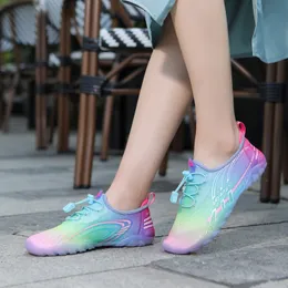 Nowy projekt Rainbow Women Barefoot Buty lekkie kobiety pływające buty Szybkie suszenie dla kobiet buty plażowe zapatos para agua playa