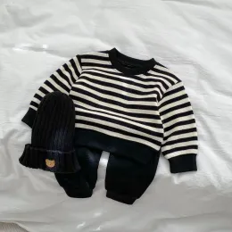 Byxor 2023 Spring Baby Suit for Boys and Girls Korean version Colorblocking Rands Waffle LongSleeved Shirt Pants Twopiece Set