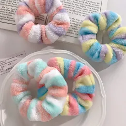 Neue 4pcs/Pack Girls flauschig gestreiftes Regenbogen Haar Band Weiches Handtuch Haare Risswomen Kinder Süßes Haarseil Elastizität Kopfband