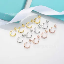 Luxury Brand Home 925 Silver Needle T Family T1 Half Diamond Smooth Ring with White Copper Plated 18K True Gold Original Plum Blossom Earbuds Tshaped With Logo