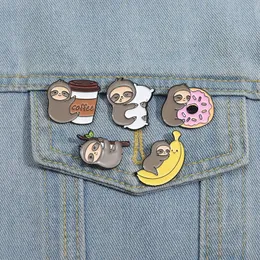 Preguiça com bananeira pinos de esmalte de café de sobremesa desenho animado animal fofo de lapela backpack roupas de mochila broachos de metal jóias