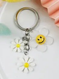 1pcs جميلة ديزي مفاتيح سلاسل ابتسامة الوجه الزهور نباتات حلقات مفتاح للنساء الفتيات الصداقة هدية الدقيقة